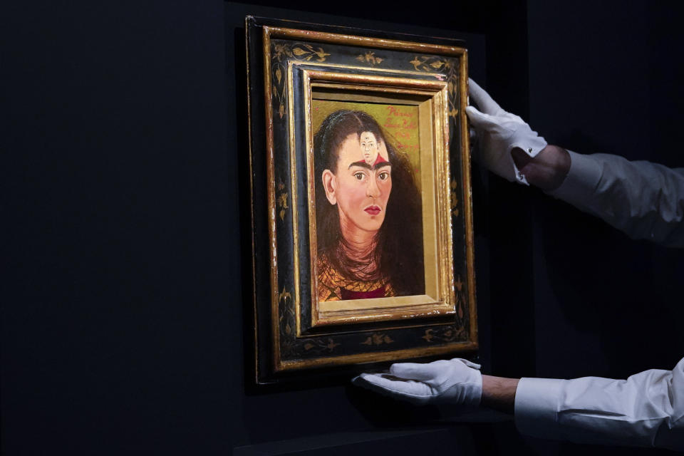 ARCHIVO - Una persona ajusta "Diego y yo" de Frida Kahlo en una exhibición en la casa de subastas Sotheby's durante una vista previa para la prensa de la subasta Modern Evening, el 5 de noviembre de 2021, en Nueva York. El 70 aniversario de la muerte de Kahlo es el 13 de julio de 2024. (AP Foto/Mary Altaffer, Archivo)