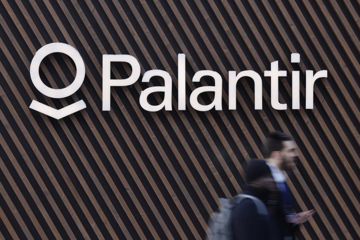 Palantir Surges After Boosting Profit Forecast on AI Demand