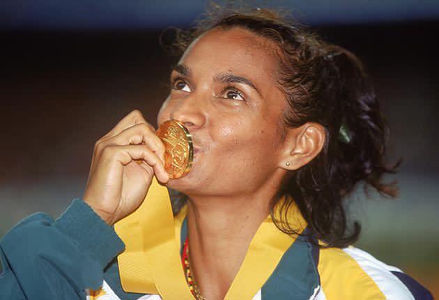 Peris kisses her Gold Medal after winning the Women's 200 metres event during the Commonwealth games held in Kuala Lumpu. Photo: Getty