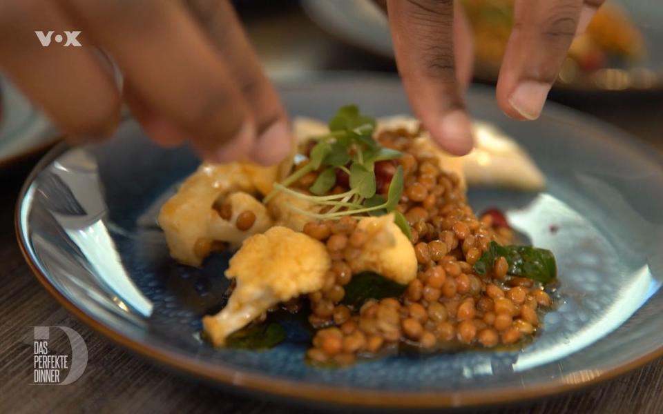 Gewürzter Blumenkohl und Linsensalat: Müllers Vorspeise für die vegane Sarah. (Bild: RTL)