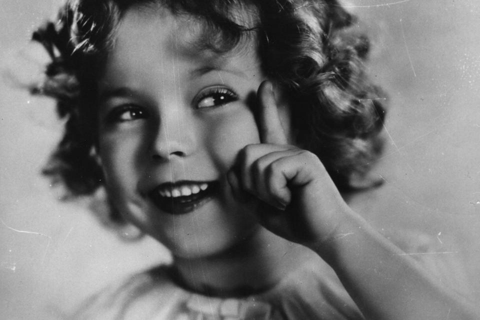 Bis 1961 verlieh die Academy den sogenannten "Juvenile Award", einen unregelmäßig verliehenen Sonderpreis, der an minderjährige Darsteller ging. Die erste Preisträgerin des Miniatur-Oscars ist bis heute die jüngste Preisträgerin aller Zeiten: Shirley Temple war gerade mal sechs Jahre alt, als sie 1934 die Trophäe entgegennahm. (Bild: Hulton Archive/Getty Images)