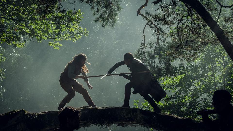 Lliv (Henriette Confurius) weiß sich als Waldfrau zu verteidigen. (Bild: Gordon Timpen/Netflix)