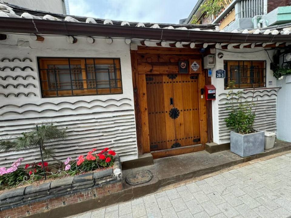 The entrance to the hanok Théoden Janes stayed in during part of his visit to Seoul last month.