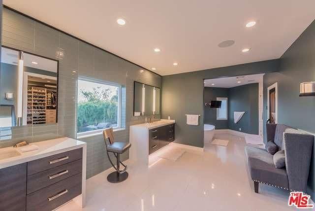 <p>The master bathroom boasts his-and-her vanities, a dual head shower and a soaker tub. <br>(Realtor.com) </p>