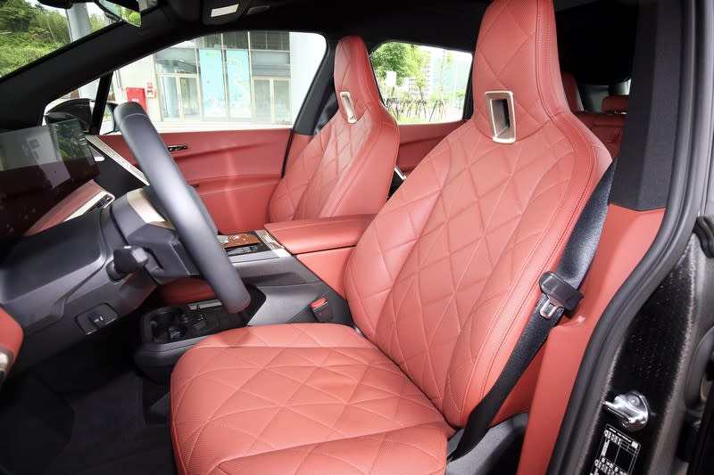 棕帶紅色的座椅與造型給予舒適的乘坐感受。