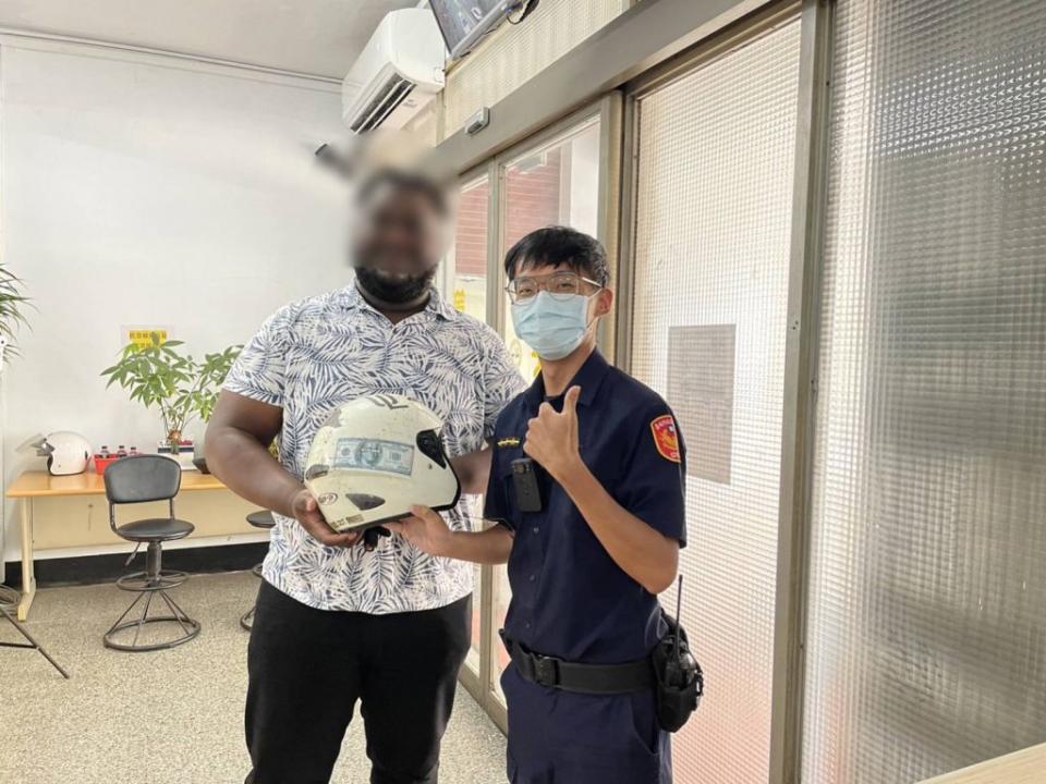 海安所警員王育彬(右一)偵破竊案，得知失竊安全帽對於柯男意義非凡，近一個月來踏遍轄區空地搜查，順利將安全帽送回柯手中。(讀者提供)