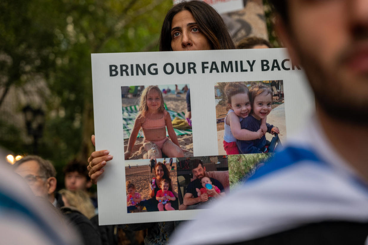 Des milliers de personnes assistant à une veillée lors d’un rassemblement « New York se tient aux côtés d’Israël », à New York aux États-Unis, le 10 octobre 2023.