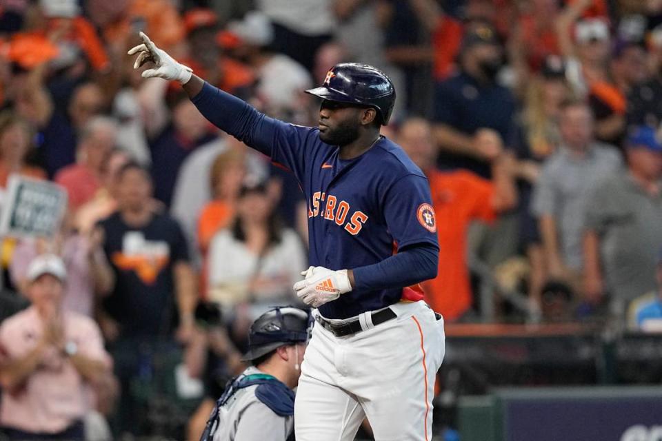 El pelotero cubano de los Astros Yordan Álvarez celebra tras pegar un jonrón en el sexto inning ante los Marineros de Seattle, en el segundo partido de la Serie Divisional de la Liga Americana, celebrado el 13 de octubre de 2022 en Houston.