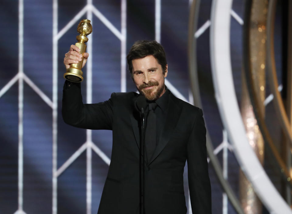 <p>“Gracias a Satanás por haberme servido de inspiración”, soltó Christian Bale al ganar el premio de Mejor Actor por ‘El vicio del poder’, donde interpreta a Dick Cheney. Fue una de las bromas más comentadas, pero el intérprete se vino demasiado arriba llamando cabroncetes a sus compañeros de profesión e intentando subir a su esposa al escenario, que se negó. (Foto: Paul Drinkwater / AP). </p>