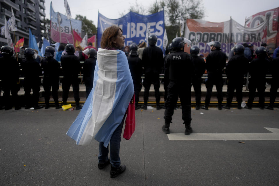 Una manifestante envuelta en una bandera argentina durante una protesta contra la escasez de alimentos en los comedores populares y las reformas económicas propuestas por el presidente Javier Milei en Buenos Aires, Argentina, el martes 7 de mayo de 2024. (AP Foto/Natacha Pisarenko)