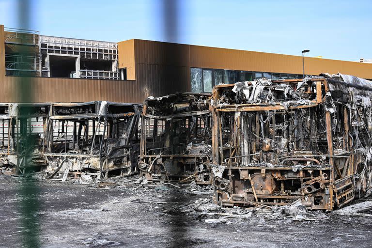 Esta fotografía tomada el 30 de junio de 2023 muestra autobuses quemados a través de las puertas en la terminal de autobuses de Fort d'Aubervilliers en Aubervilliers, al norte de París.