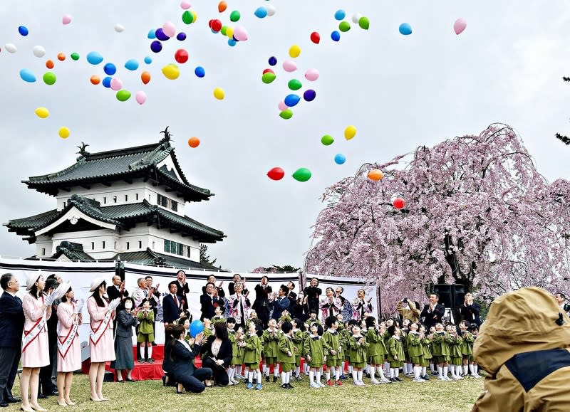 日本弘前櫻花祭開幕 台南市政府表示，日本青森縣弘前市是台南市友好城 市之一，每年4月下旬舉辦櫻花祭，今年櫻花祭19日 在弘前城前開幕，南市府也派人到場行銷「台南 400」系列活動。 （台南市政府提供） 中央社記者張榮祥台南傳真  113年4月19日 