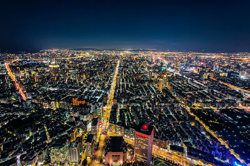 台北101跨年星空派對不僅可俯瞰台北市夜景、還可體驗在跨年那刻置身在煙火中看煙火。（圖／台北101提供）