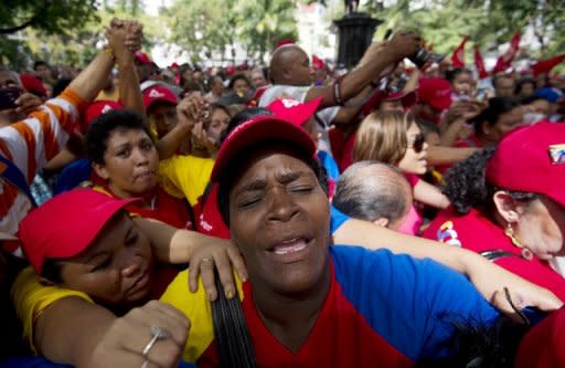 Chávez, que maneja el poder de forma personalista y nunca ha permitido el surgimiento de otros líderes dentro del gobernante Partido Socialista Unido de Venezuela (PSUV), debe garantizar la unión de su campo detrás de Maduro. (AFP | Juan Barreto)