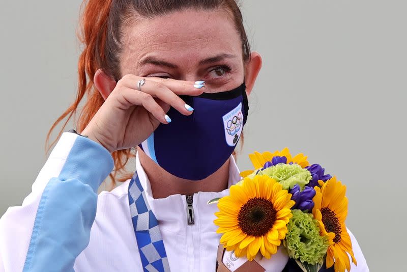 Foto del jueves de Alessandra Perilli de San Marino en el podio con su medalla de bronce en la prueba de skeet femenino