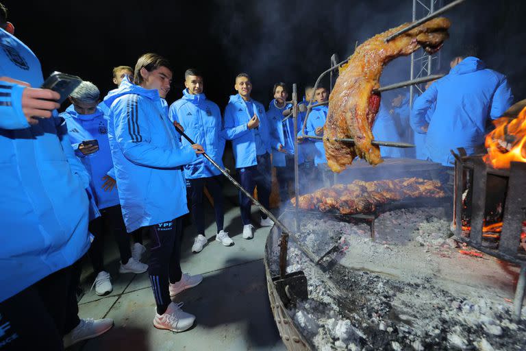 Luka Romero parece comandar el asado que luego disfrutaron los chicos en los festejos grupales por la clasificación a los octavos de final del Mundial Sub 20