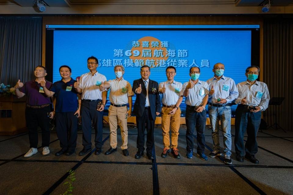 王錦榮主任委員（左5）頒發第69屆航海節高雄區模範航港從業人員。(圖：臺灣港務公司)