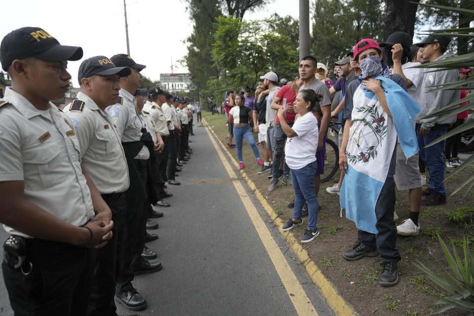 Policías confrontan a manifestantes en Ciudad de Guatemala el martes 10 de octubre de 2023. Las protestas en respaldo del presidente electo Bernardo Arévalo reclaman por las acciones de la fiscalía y judiciales contra su partido para suspenderlo por presuntamente haberse constituido con firmas falsas. (AP Foto/Moisés Castillo)