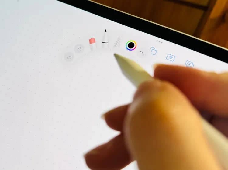 Apple Pencil Pro加入手勢操作，對習慣觸控筆使用的朋友來說會更直覺。記者趙筱文 攝影