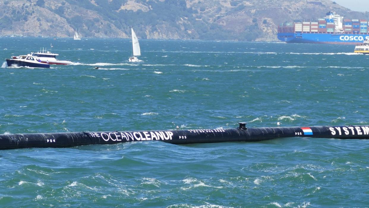 Die Abfallsammelanlage «The Ocean Cleanup» schwimmt auf ihrem Weg zum Einsatzort im Pazifischen Ozean in der Bucht von San Francisco. Foto: Barbara Munker/Archiv