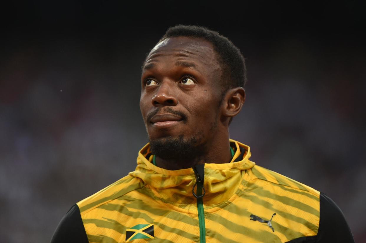 El atleta jamaicano Usain Bolt, en el podio tras su victoria en los 200 metros lisos masculinos, en el estadio de Pekín,, el 28 de agosto de 2015 (AFP | Greg Baker)