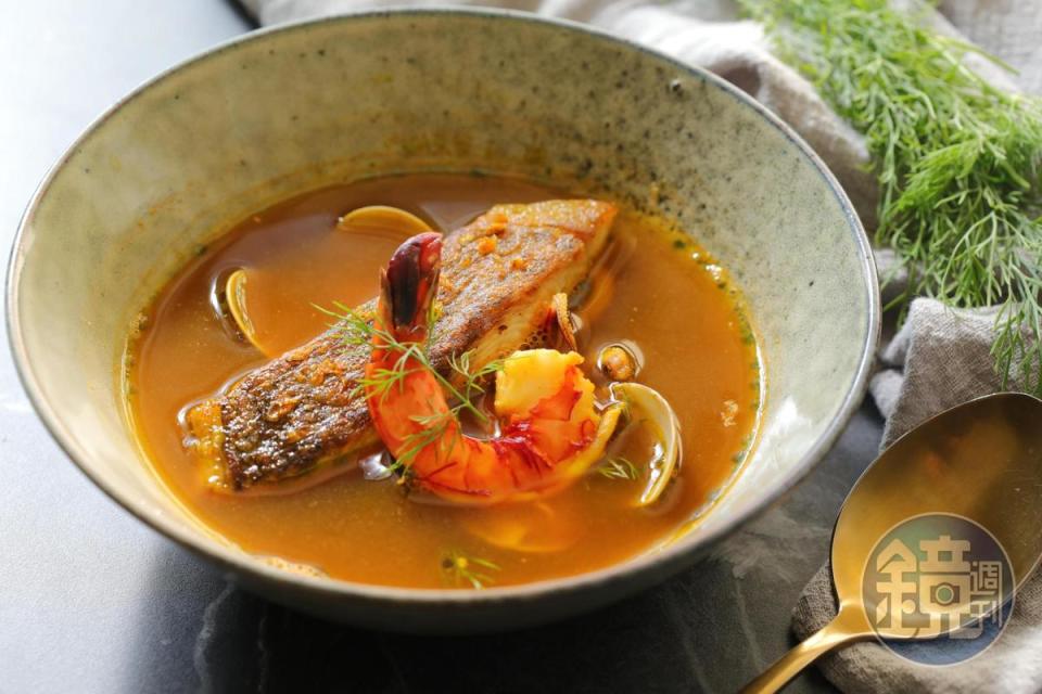 「番紅花海鮮魚湯」湯底鮮美來自烤魚骨和蝦頭，點上檸檬油、柑橘皮，格外清爽。（380元／份）