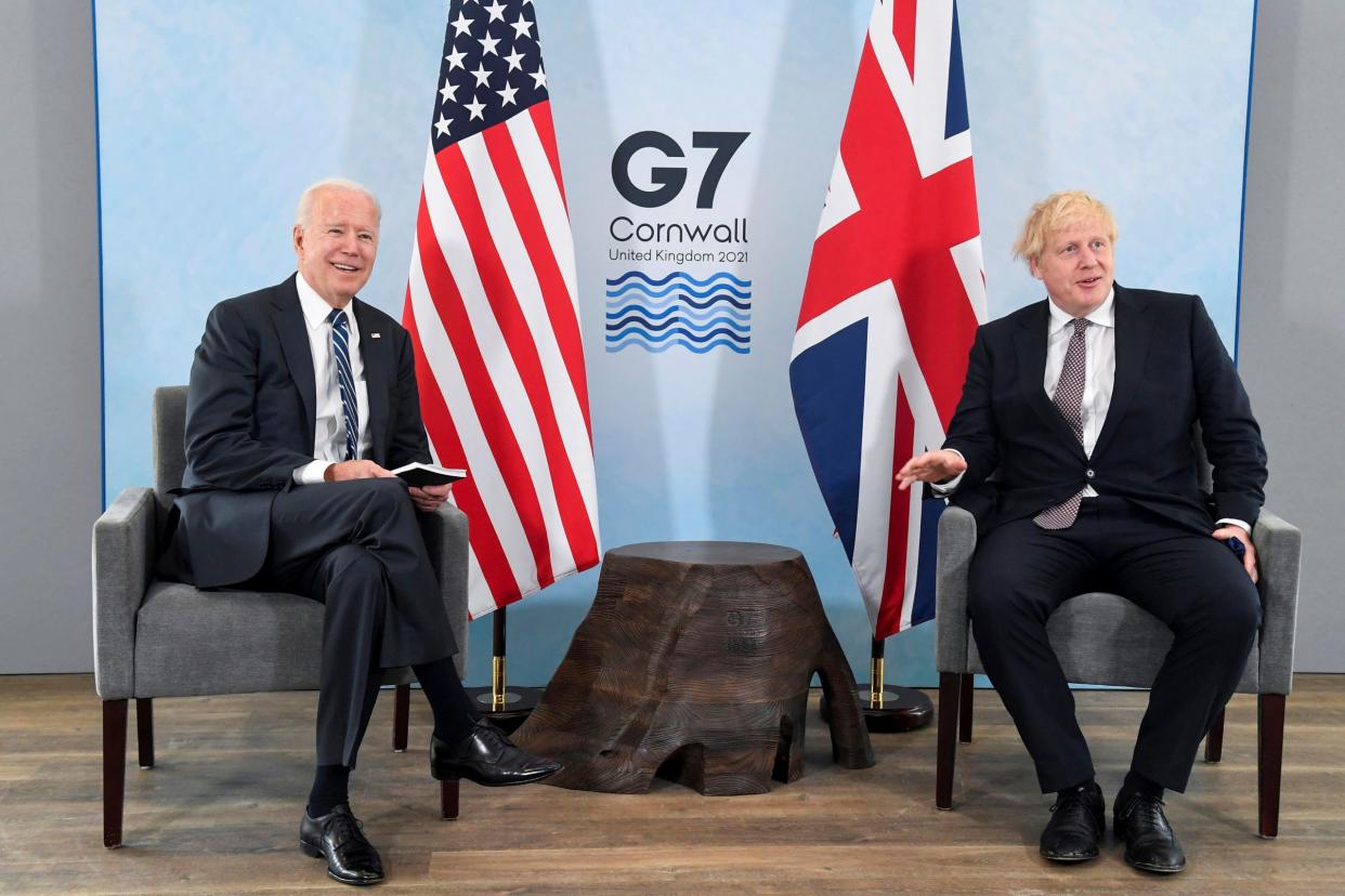 US Präsident Joe Biden mit dem britischen Premierminister Boris Johnson während ihres Treffens vor dem G7-Gipfel in Cornwall in Großbritannien.