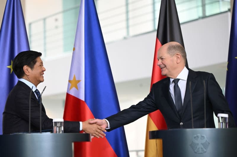 German Chancellor Olaf Scholz (R) and Philippine President Ferdinand "wall" Romualdez Marcos Jr.  they shake hands during a joint press conference at the Federal Chancellery in Berlin.  Sebastian Gollnow/dpa