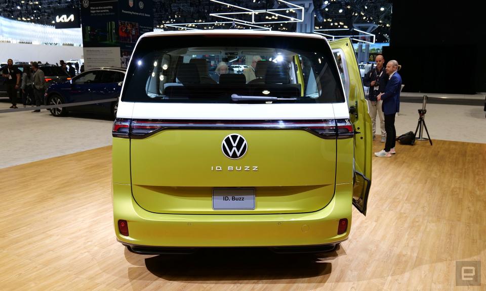 <p>The ID.Buzz's rear hatch features an automatic lift gate.</p>
