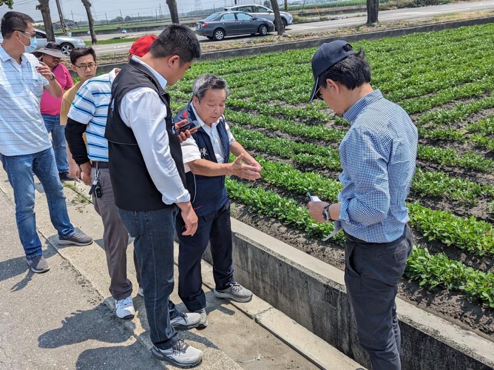 立委劉建國聽取地方民代說明農水路失修現況。(記者張欽翻攝)