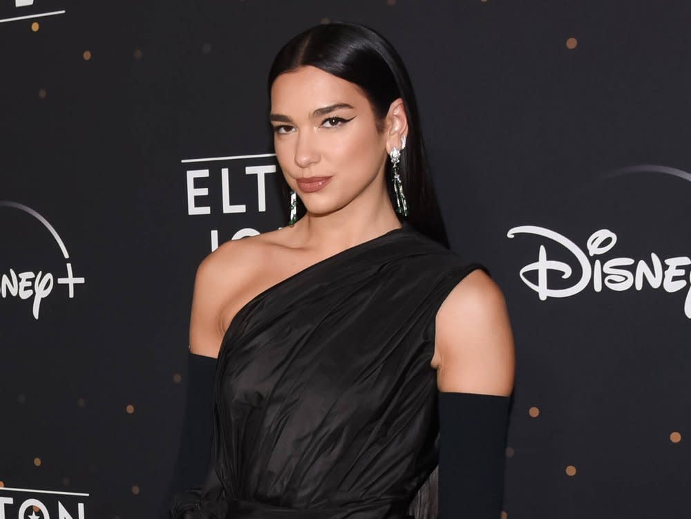 Dua Lipa, hier im Rahmen des letzten US-Konzerts von Elton John auf dessen Abschiedstournee. (Bild: imago images/ZUMA Wire)