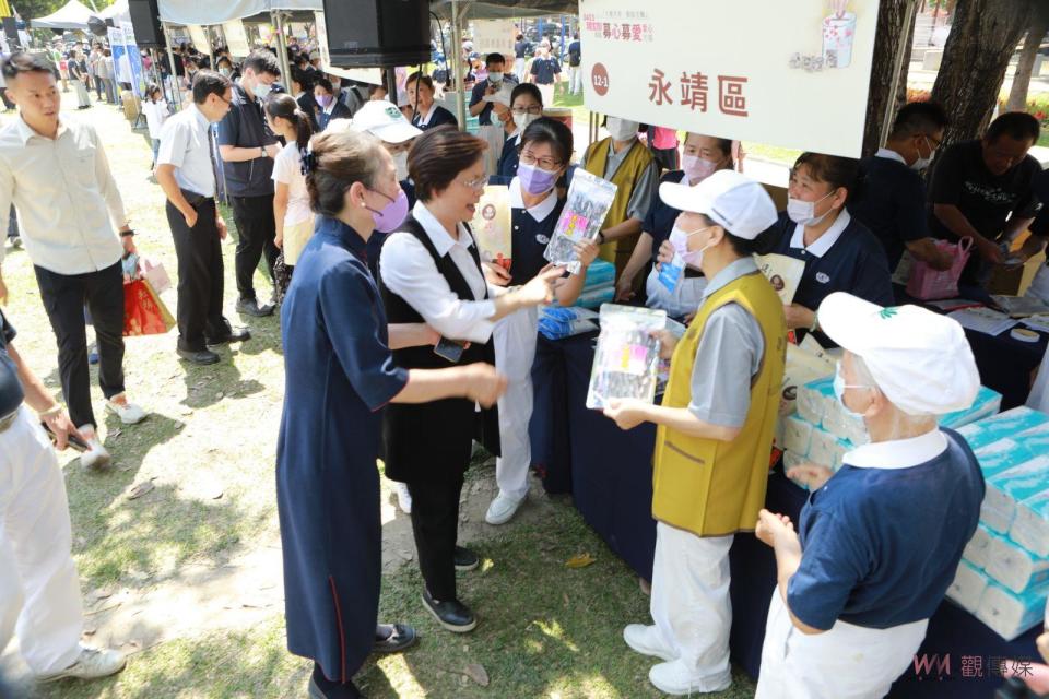 ▲0403地震造成花蓮災情嚴重，慈濟基金會在員林公園舉辦「花蓮震災」義賣愛心市集，彰化縣長王惠美也掏錢購物做愛心，所得全數捐作花蓮賑災之用。（記者陳雅芳攝）