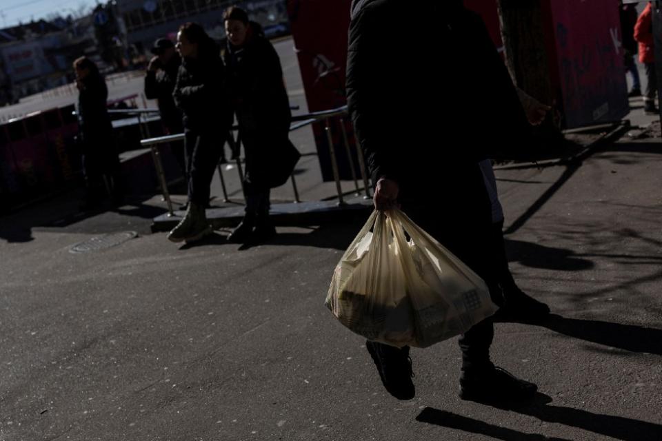 Una persona con una bolsa