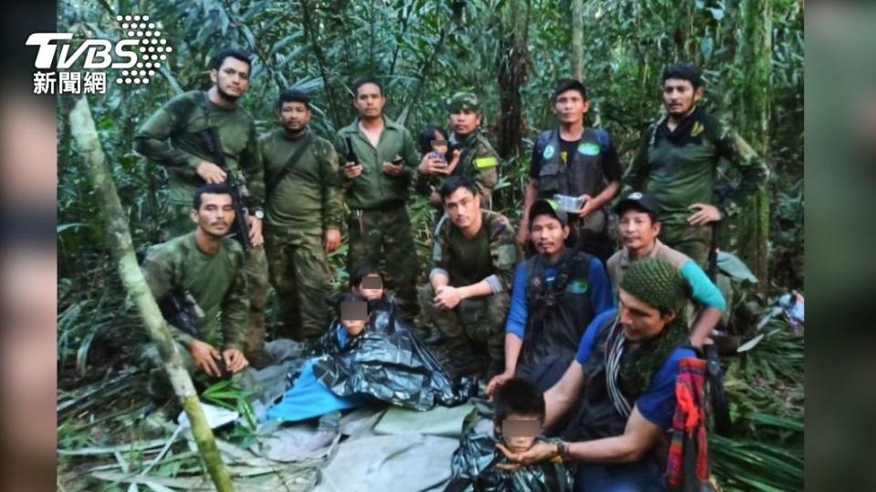 救難人員在雨林內尋獲失蹤的4童。（圖／達志影像美聯社）