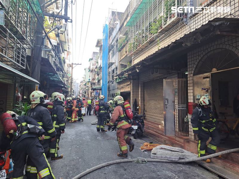 大批消防人員趕到現場。（圖／翻攝畫面）