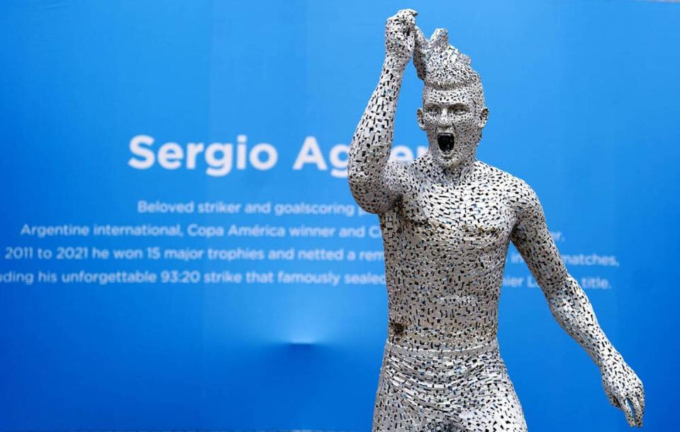 Selbst Kroos lacht über diese Agüero-Statue