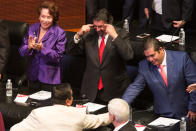 <p>CIUDAD DE MÉXICO, 29AGOSTO2018.- El líder minero Napoleón Gómez Urrutia tomo protesta como senador de la 64 Legislatura, por el partido Morena.<br>FOTO: MOISÉS PABLO /CUARTOSCURO.COM </p>
