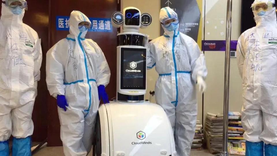 Un programa experimental en el que robots, no el personal humano, atendió las necesidades de los pacientes con los síntomas producidos por el nuevo coronavirus en Wuhan. Foto cortesía CloudMinds Technology