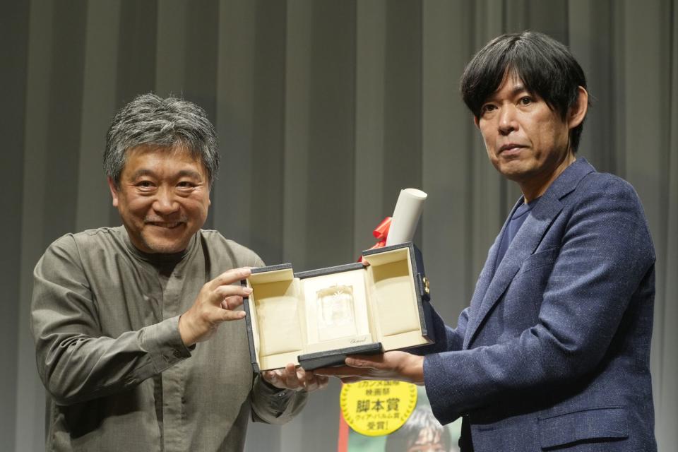 編劇坂元裕二（右）以《怪物》拿下坎城影展最佳劇本獎，與導演是枝裕和回日本舉辦凱旋記者會。（東方IC）