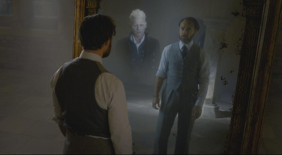 (L-R) Johnny Depp and Jude Law in <i>The Crimes of Grindelwald</i>