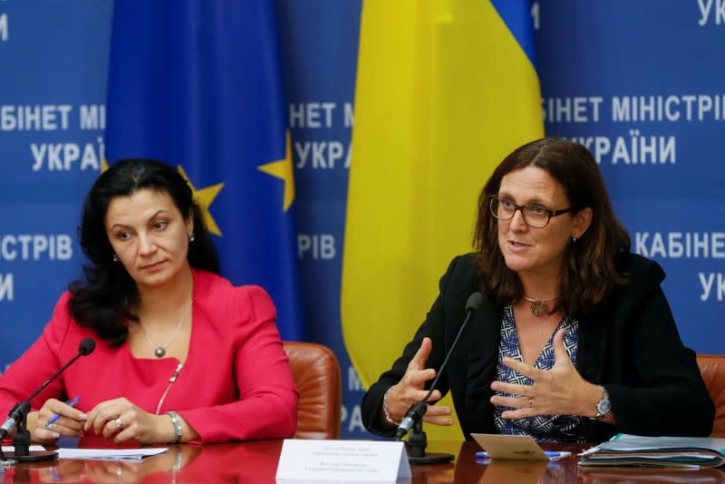 EU Trade Commissioner Cecilia Malmstrom (R) and Vice Prime Minister of Ukraine for European and Euro-Atlantic Integration Ivanna Klympush-Tsintsadze attend a news conference in Kiev, Ukraine September 30, 2016. REUTERS/Valentyn Ogirenko