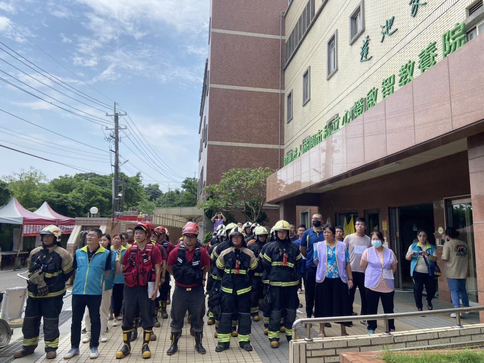 消防局第三大隊於今日至心燈啟智教養院，辦理避難弱者場所搶救演練。圖：消防局提供