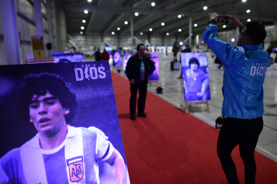 Carteles con la imagen del astro argentino Diego Maradona son exhibidos durante la presentación de una aeronave dedicada al fallecido futbolista, en una base militar en Morón, en las afueras de Buenos Aires, Argentina, el sábado 23 de julio de 2022. El avión partirá después en una gira por el mundo, que visitará Brasil, Colombia, México y Estados Unidos antes de llegar a Europa y hacer parada en Roma y Nápoles _dos lugares míticos en la carrera del 10_ y aterrizar en el Mundial de Catar. (AP Foto/Gustavo Garello)