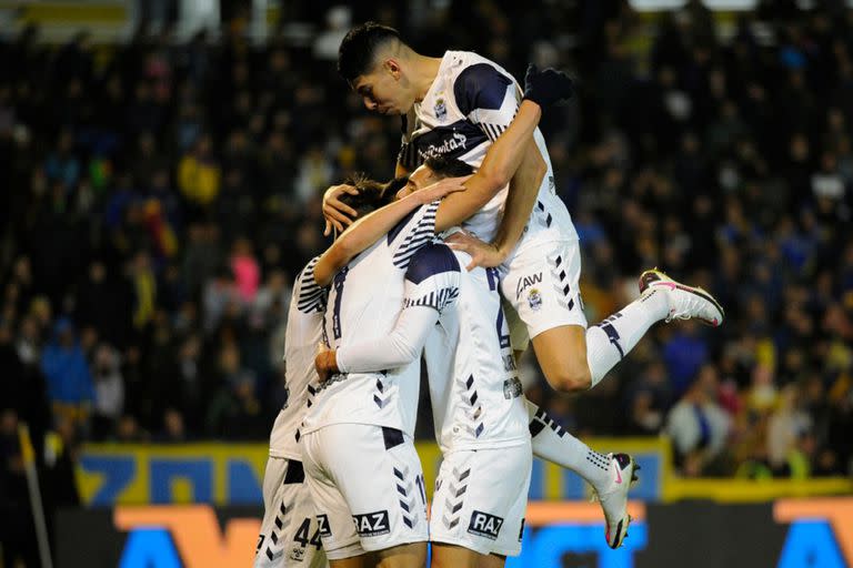 Gimnasia sorprende en el comienzo de la Liga Profesional, y en caso de vencer a Defensa y Justicia en el Bosque quedará provisionalmente en la cumbre.