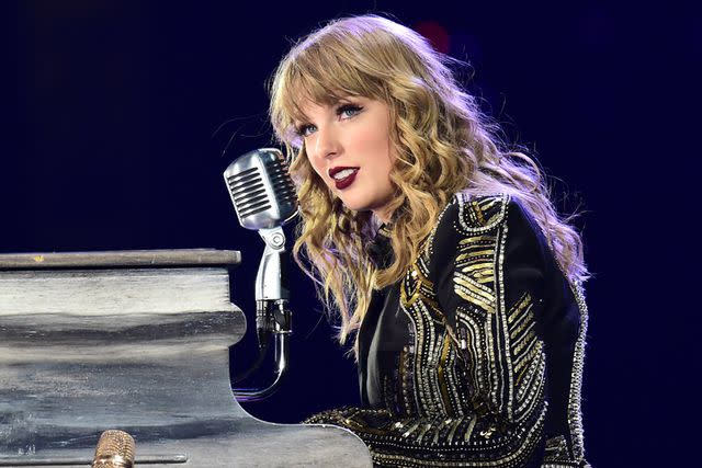 Taylor Swift Brought Back Her 'Reputation' Curls at Travis Kelce's Latest  Game