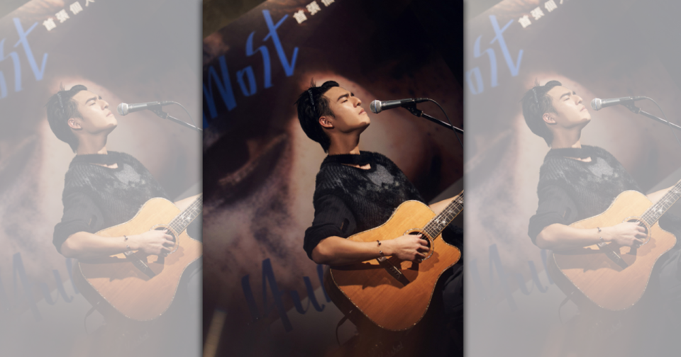 新專輯《ALMOST HUMAN》聽歌會上，陳昊森彈吉他，一連演唱3首新歌。（華研國際提供）