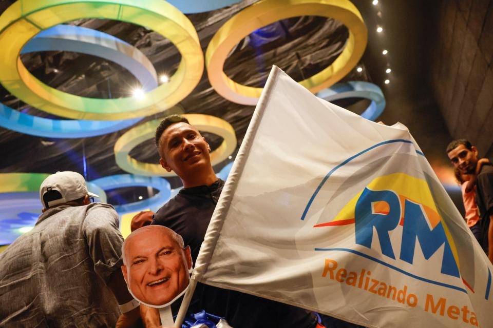 穆里諾支持者高舉「達成目標黨」旗幟，以及前總統馬丁內利面具。路透社