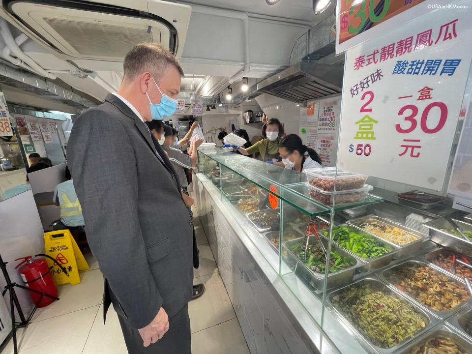 梅儒瑞買「兩餸飯」帖文獲過萬讚好，網民好奇領事選哪兩個餸，答案是臘味芥蘭加薯仔雞。 