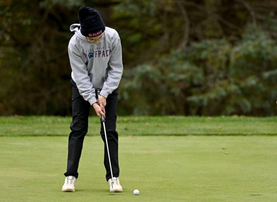 Saint Joseph’s Madison Koshko putts for par on the 15th hole during the PIAA golf championships at the Penn State Golf Courses on Tuesday, Oct. 17, 2023.