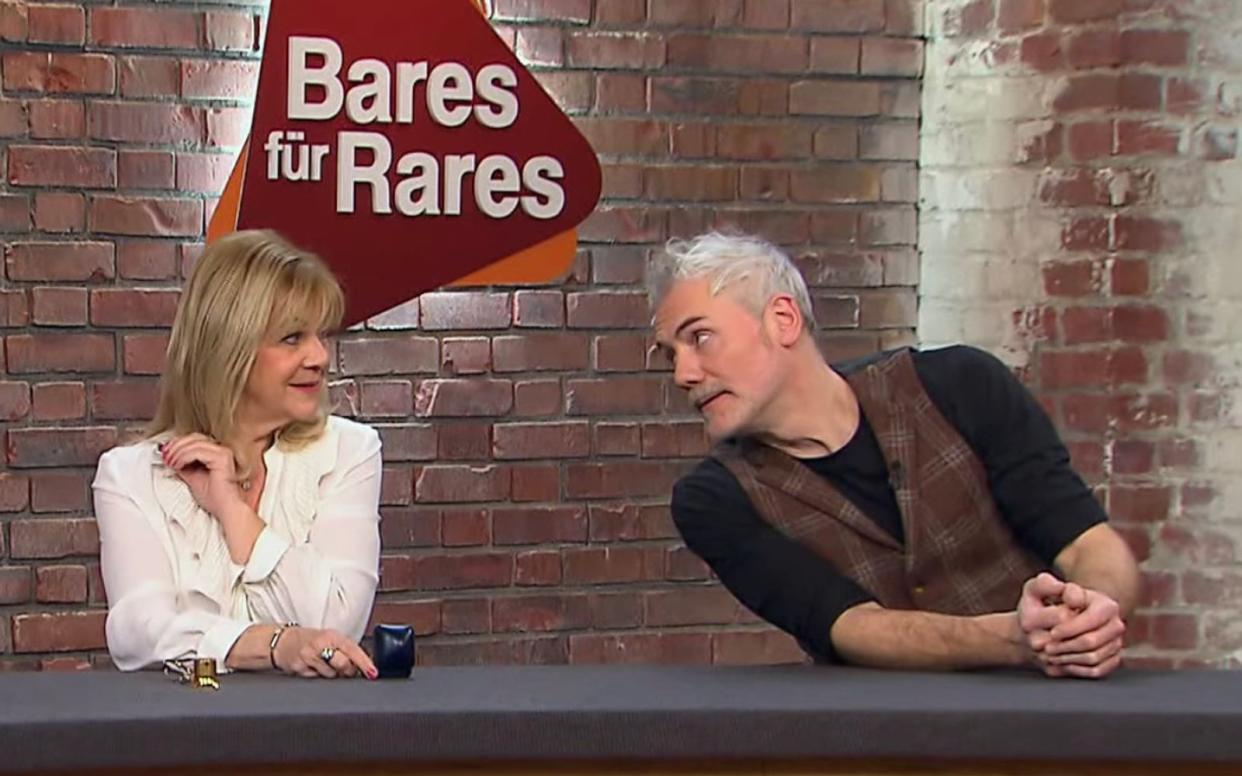 Schläge für Christian Vechtel? Natürlich machte "Bares für Rares"-Verkäuferin Elke Velten nur einen Scherz, doch mit dem "Highlight"-Ring war es ihr bitterernst. (Bild: ZDF)